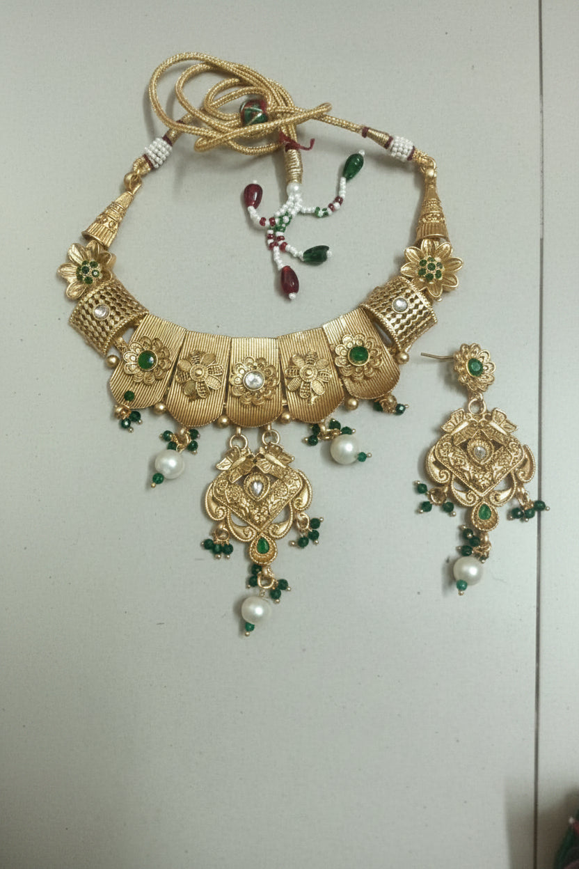 Antique Gold Kundan Choker Necklace Set with Earrings