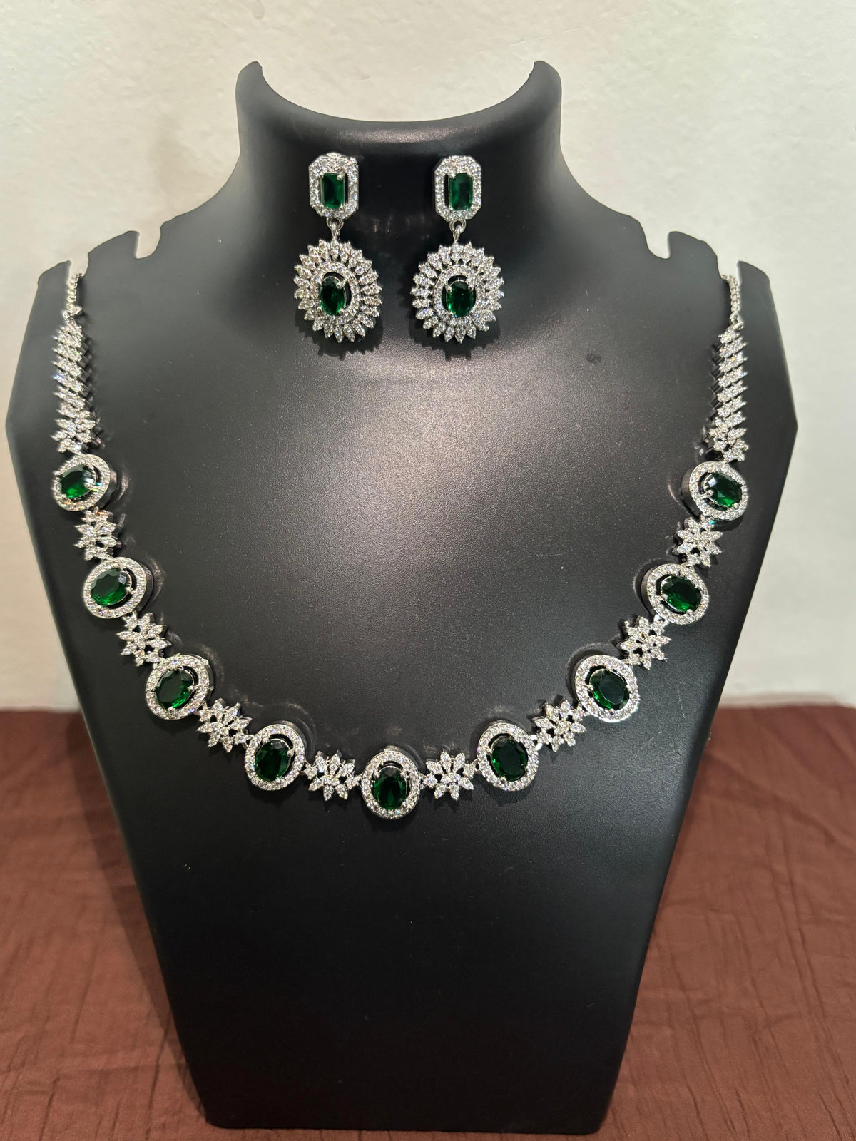 AD Emerald Green Oval Necklace Set